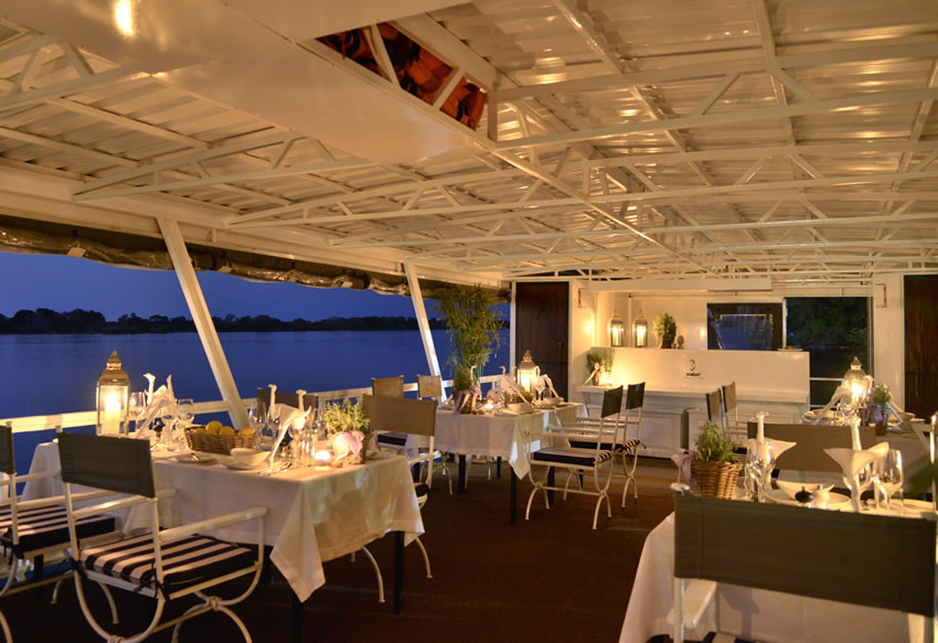 Zambezi-Dinner-Cruises-9.jpg